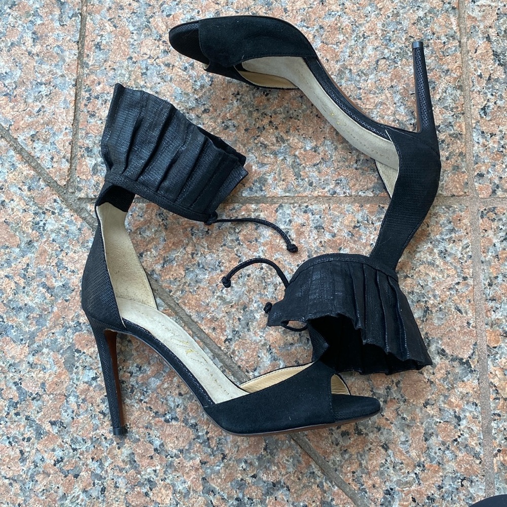 Black heels - Picture 2 of 3